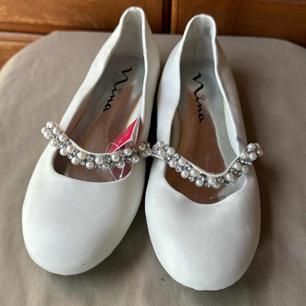 Nina’s memory foam. White Size 4 Kids Girls Slip on shoes.